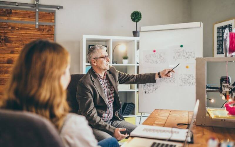 Teacher explains electric diagrams about mentoring